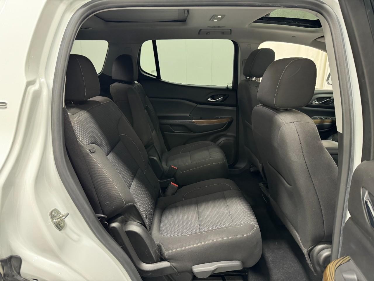 GMC Acadia Vehicle Full-screen Gallery Image 12