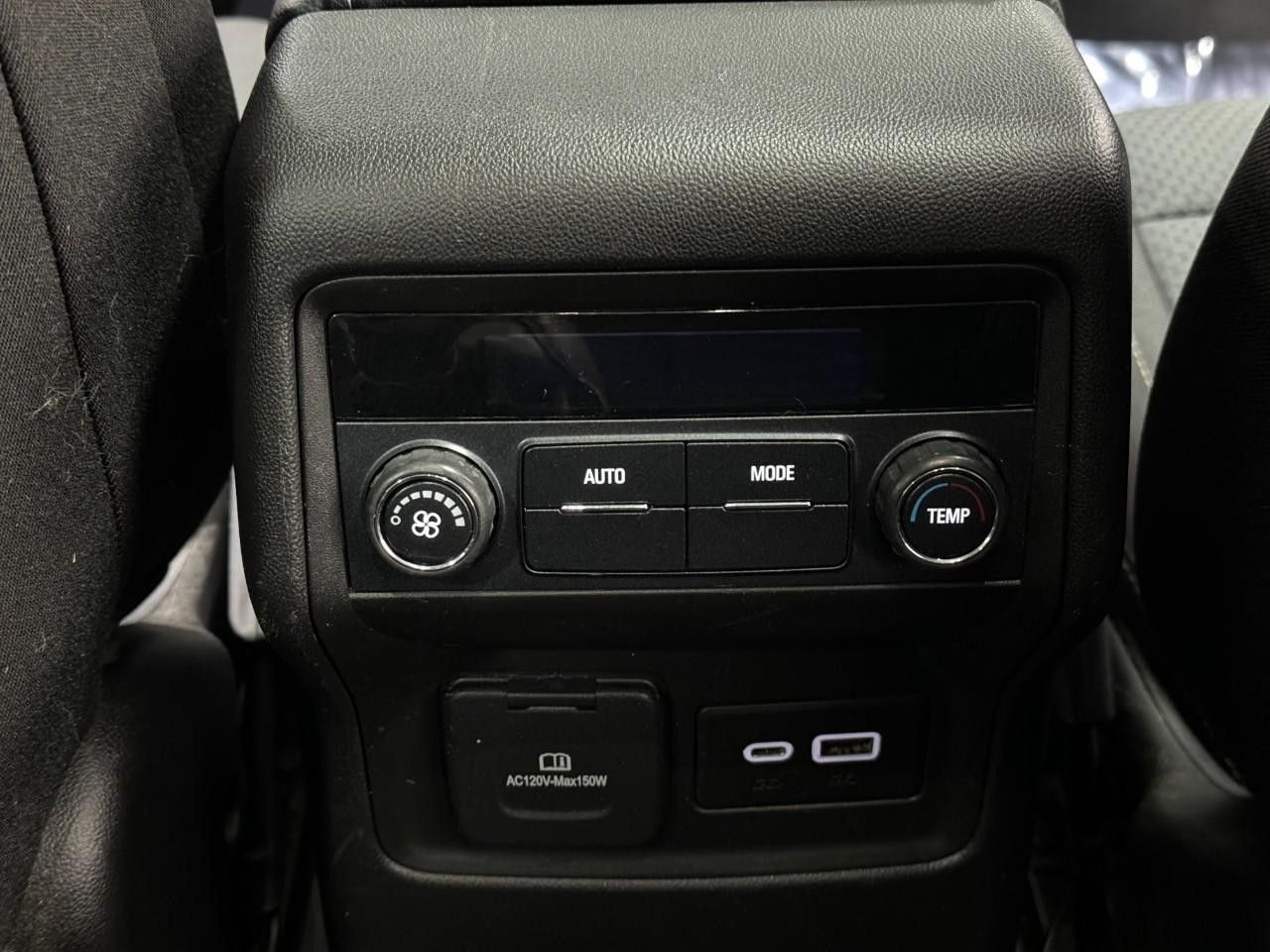 GMC Acadia Vehicle Full-screen Gallery Image 13