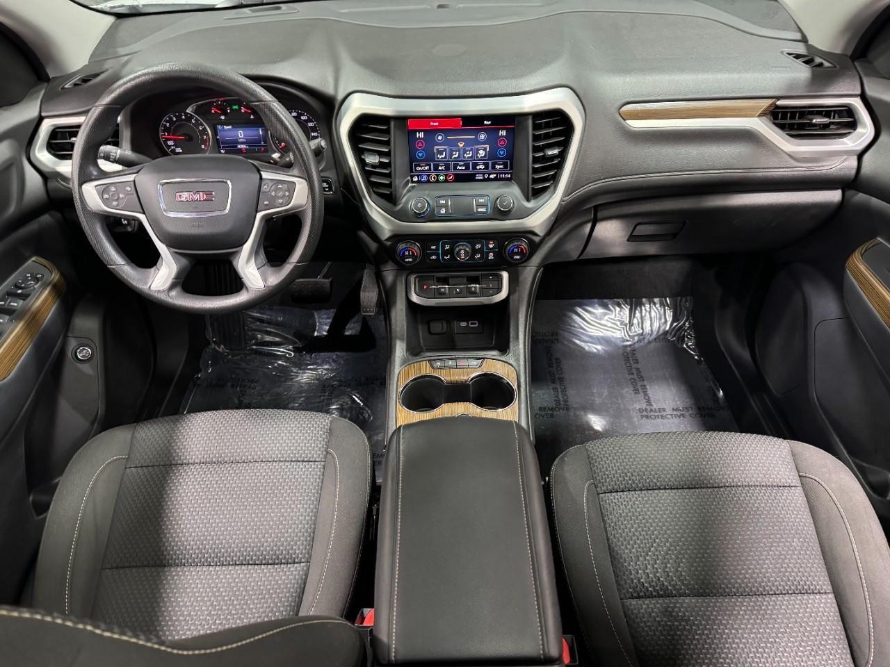 GMC Acadia Vehicle Full-screen Gallery Image 15
