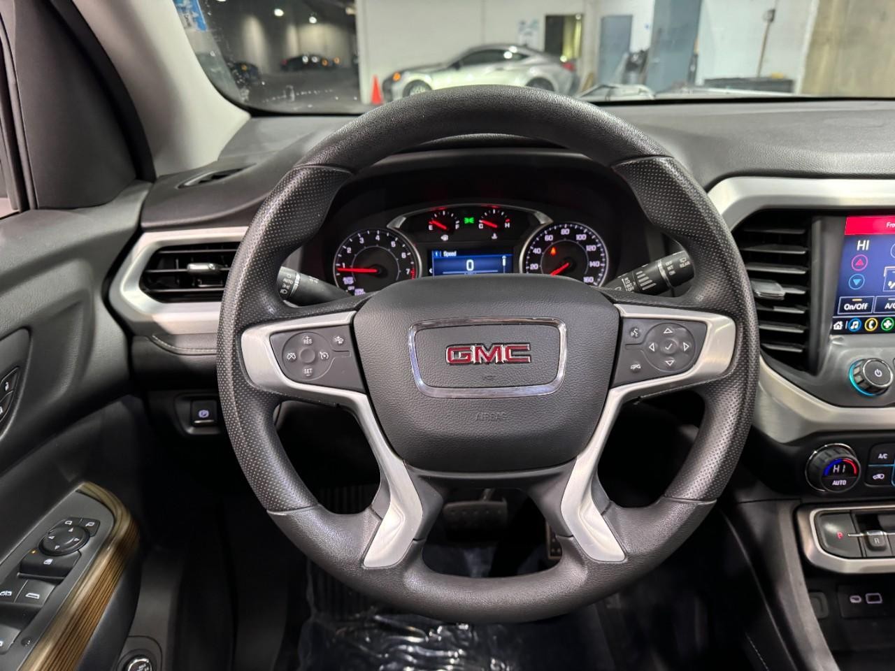 GMC Acadia Vehicle Full-screen Gallery Image 16