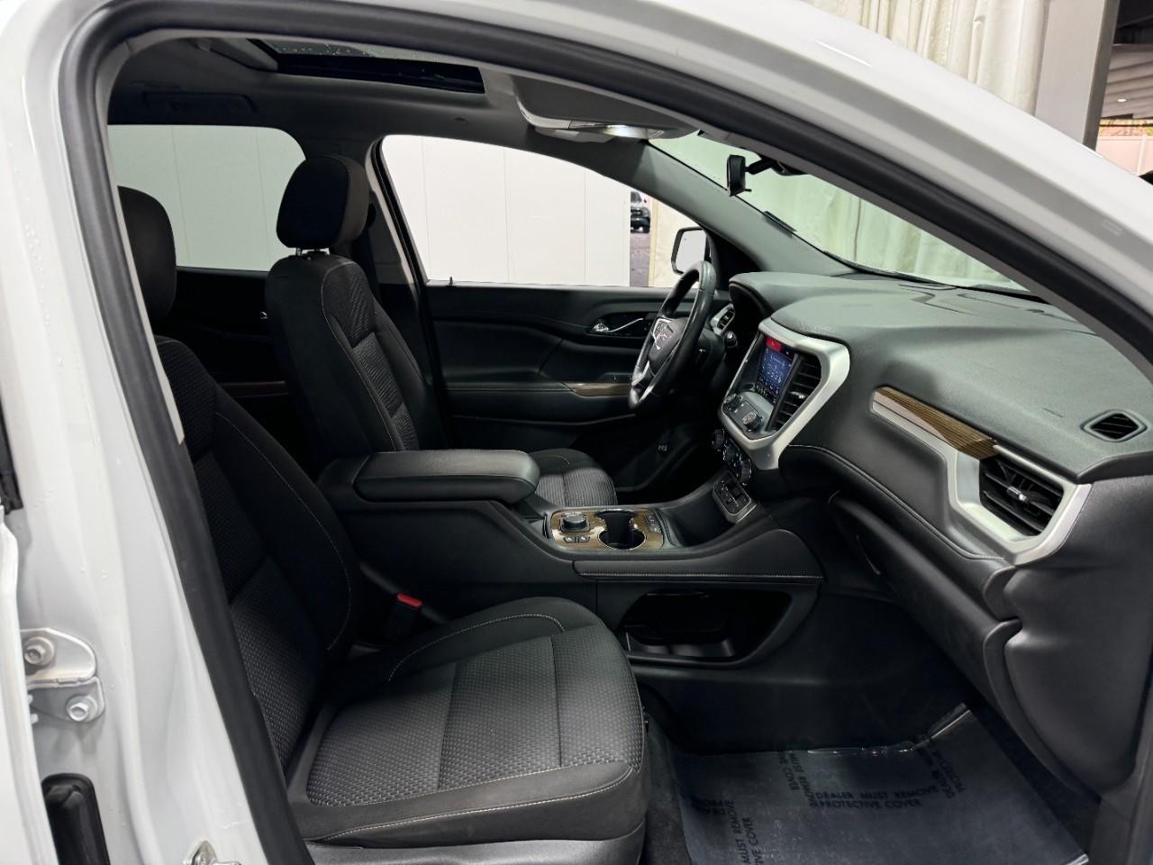 GMC Acadia Vehicle Full-screen Gallery Image 20