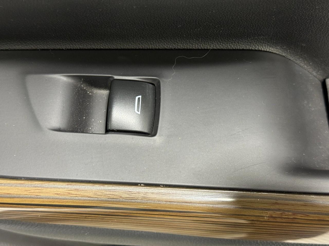 GMC Acadia Vehicle Full-screen Gallery Image 24