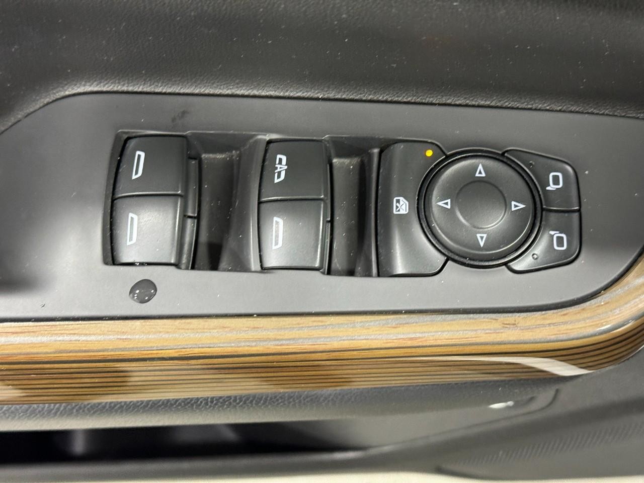 GMC Acadia Vehicle Full-screen Gallery Image 26