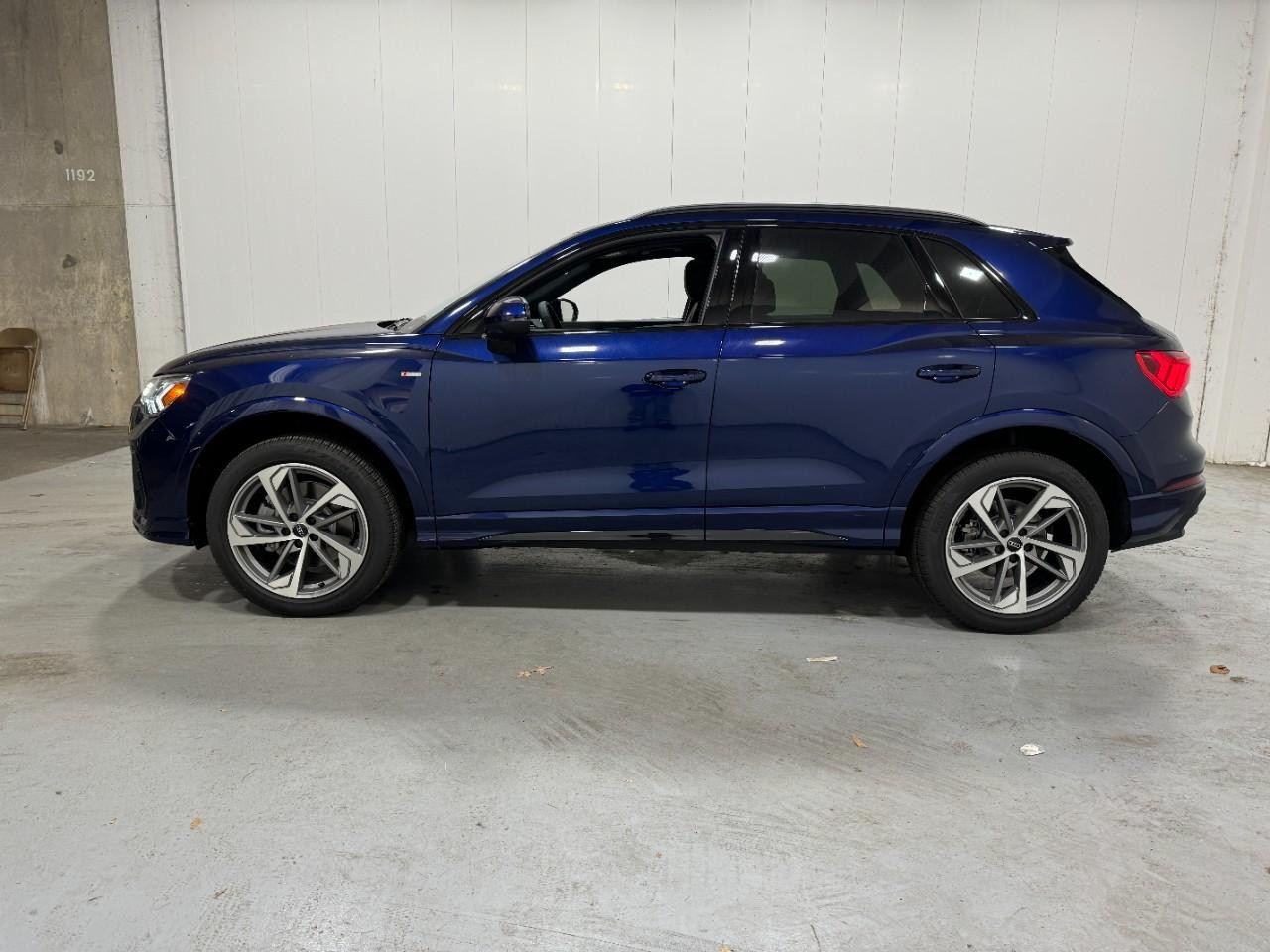 Audi Q3 Vehicle Full-screen Gallery Image 2