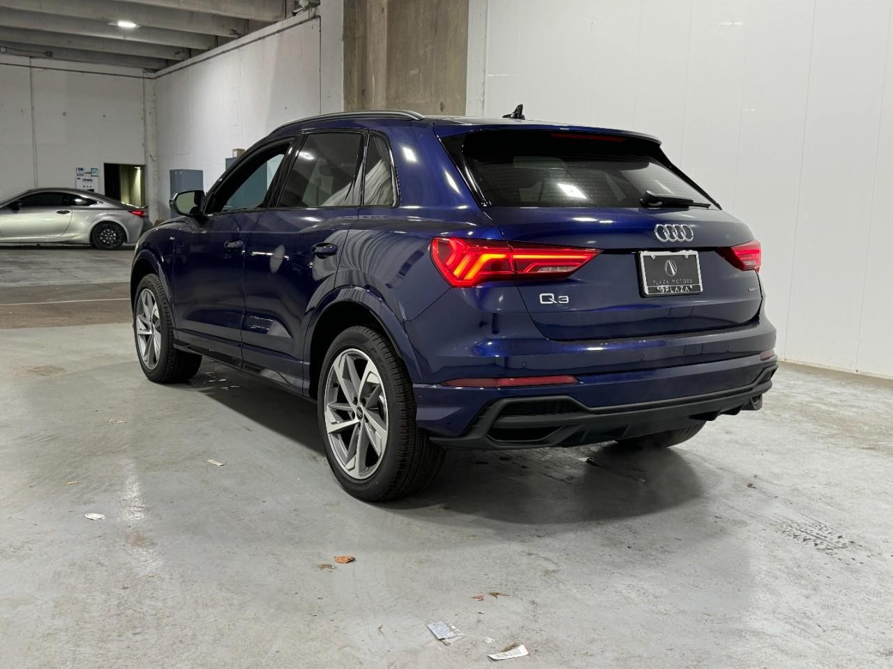 Audi Q3 Vehicle Full-screen Gallery Image 3