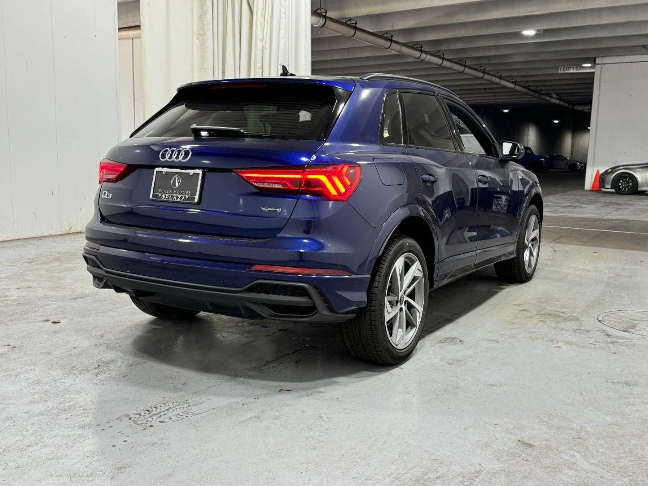 Audi Q3 Vehicle Full-screen Gallery Image 4