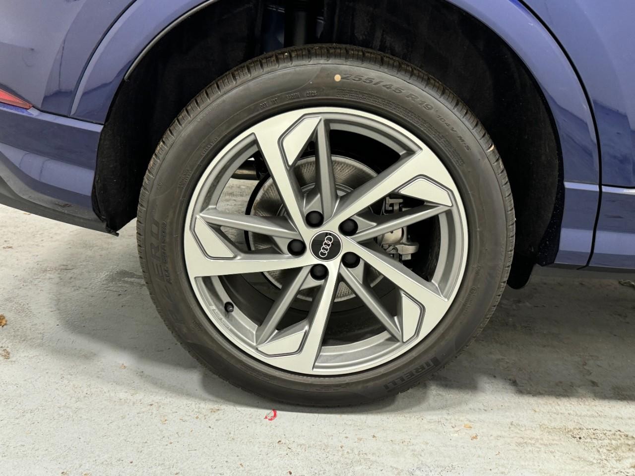 Audi Q3 Vehicle Full-screen Gallery Image 5