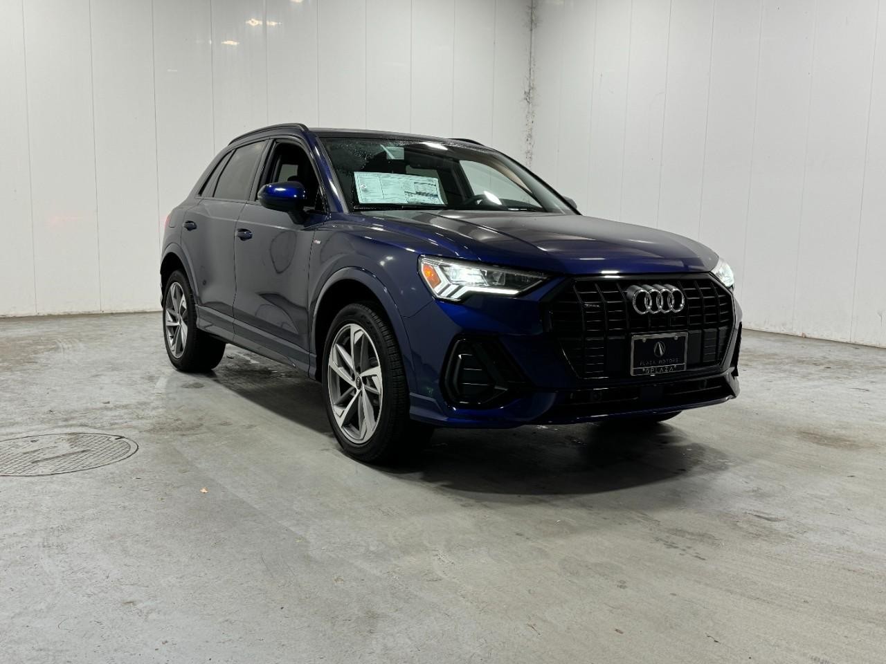 Audi Q3 Vehicle Full-screen Gallery Image 6