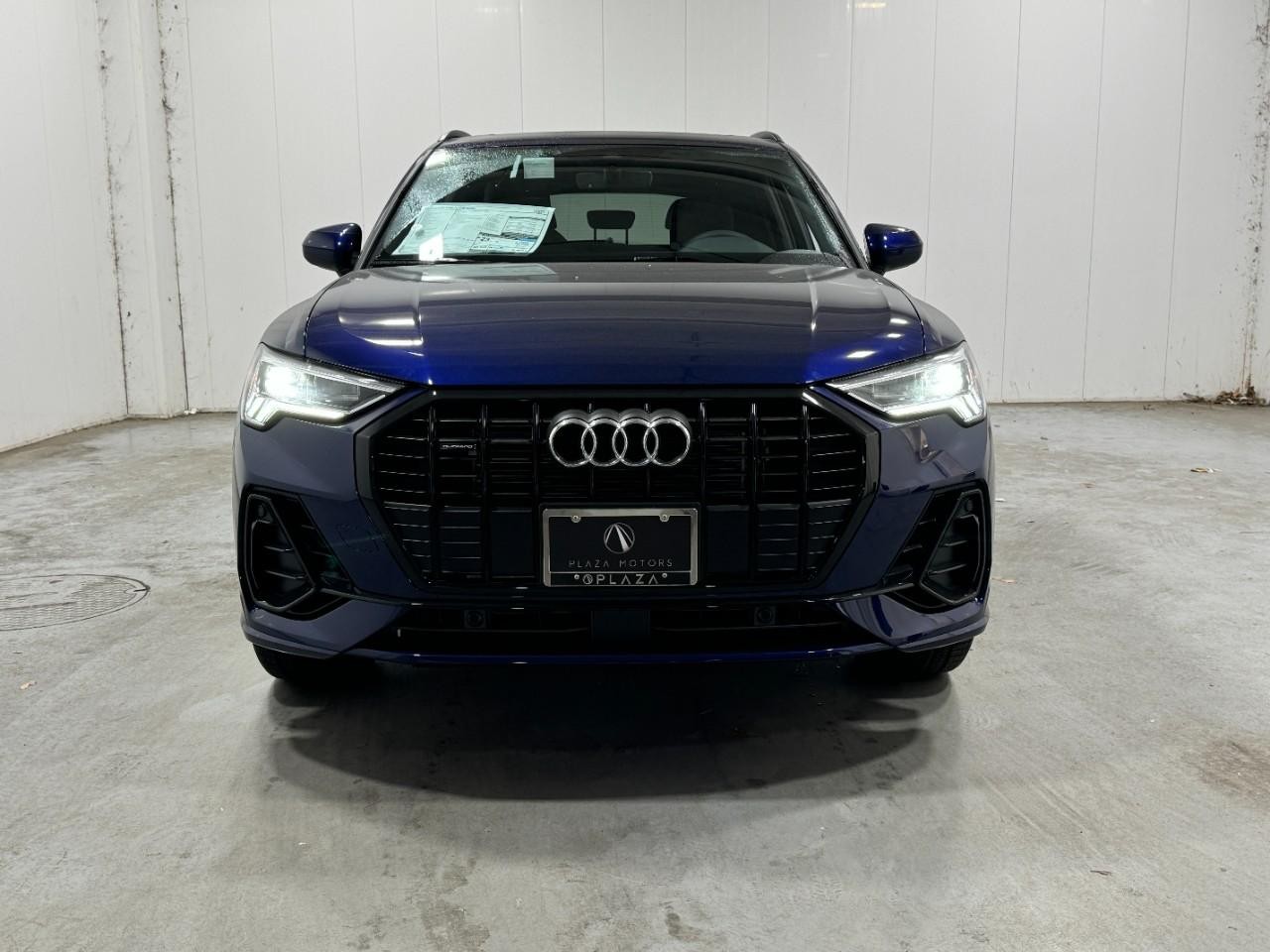Audi Q3 Vehicle Full-screen Gallery Image 7