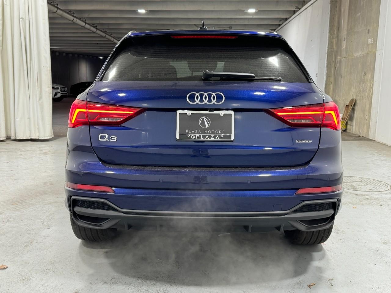 Audi Q3 Vehicle Full-screen Gallery Image 9
