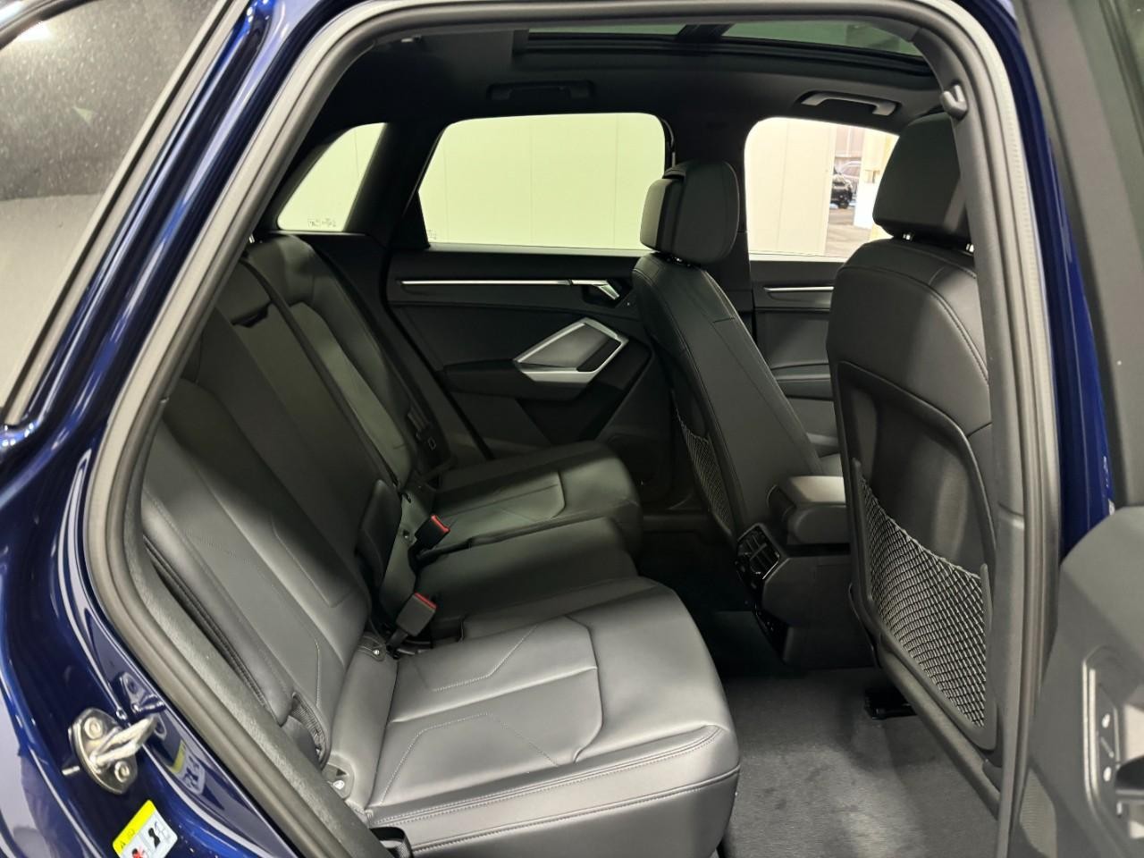 Audi Q3 Vehicle Full-screen Gallery Image 10