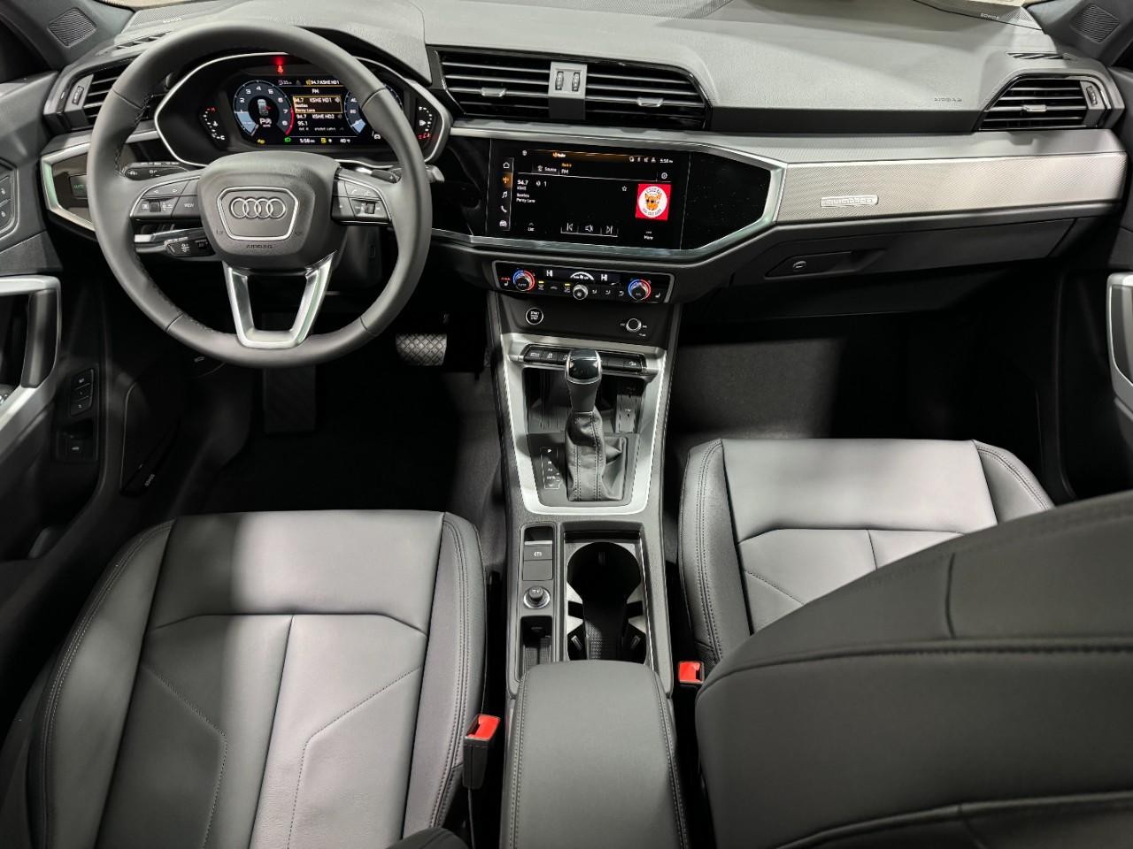 Audi Q3 Vehicle Full-screen Gallery Image 12