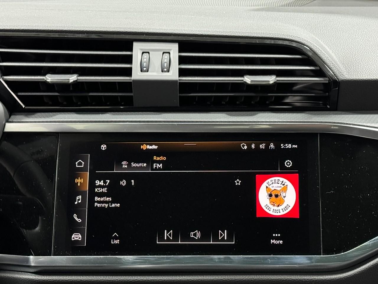 Audi Q3 Vehicle Full-screen Gallery Image 14