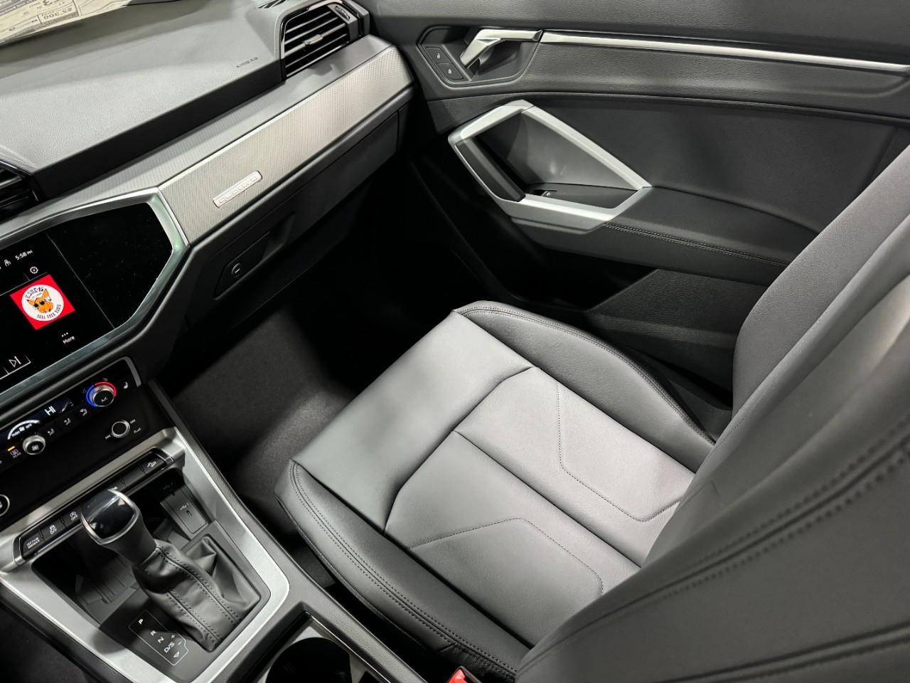 Audi Q3 Vehicle Full-screen Gallery Image 17