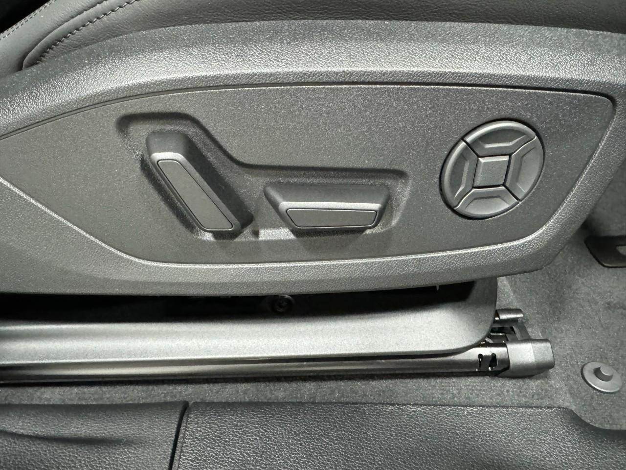 Audi Q3 Vehicle Full-screen Gallery Image 20