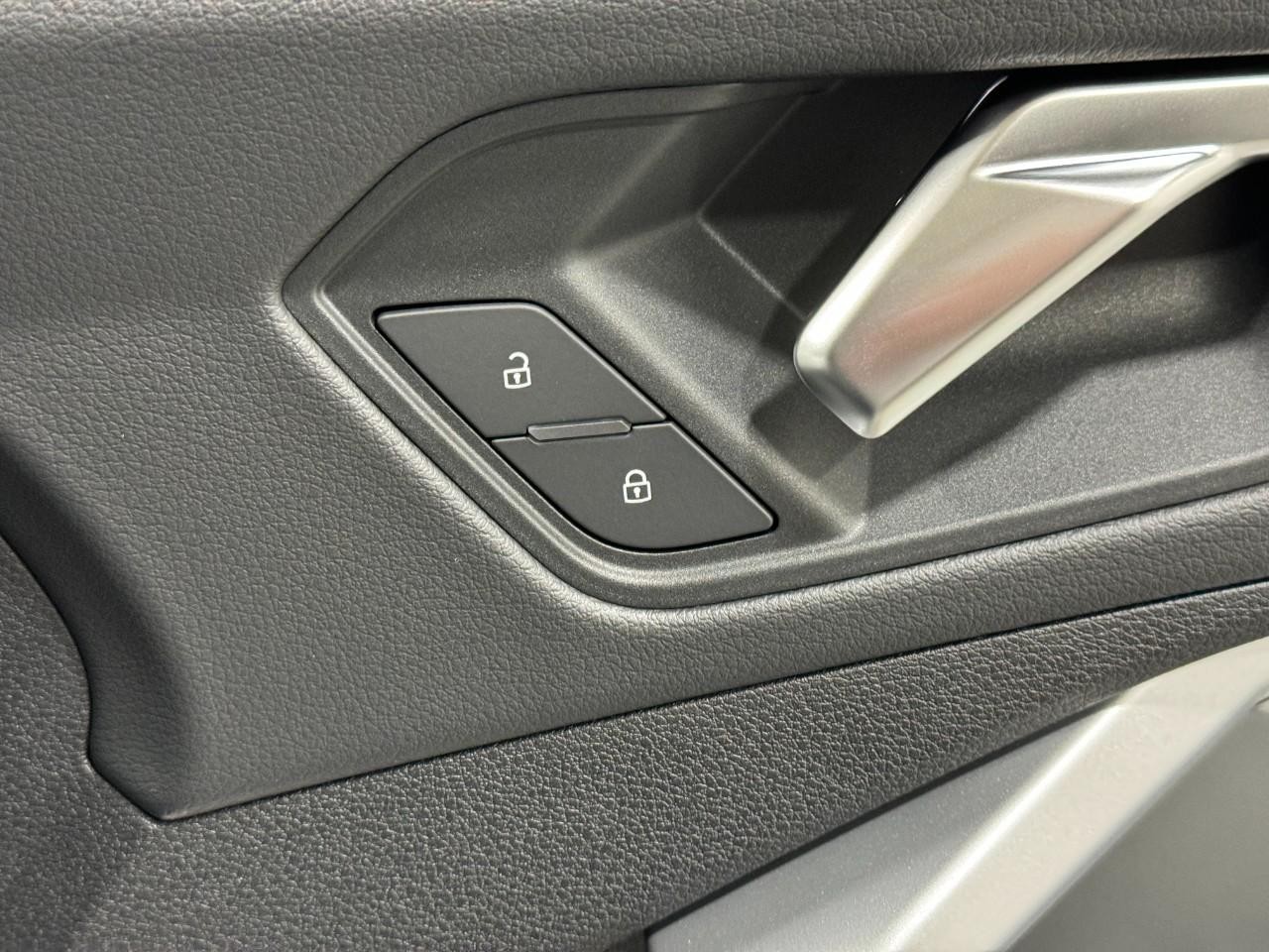 Audi Q3 Vehicle Full-screen Gallery Image 21