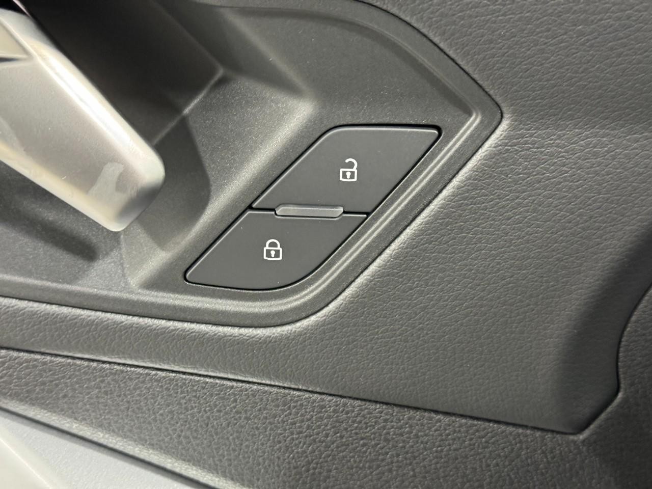 Audi Q3 Vehicle Full-screen Gallery Image 23