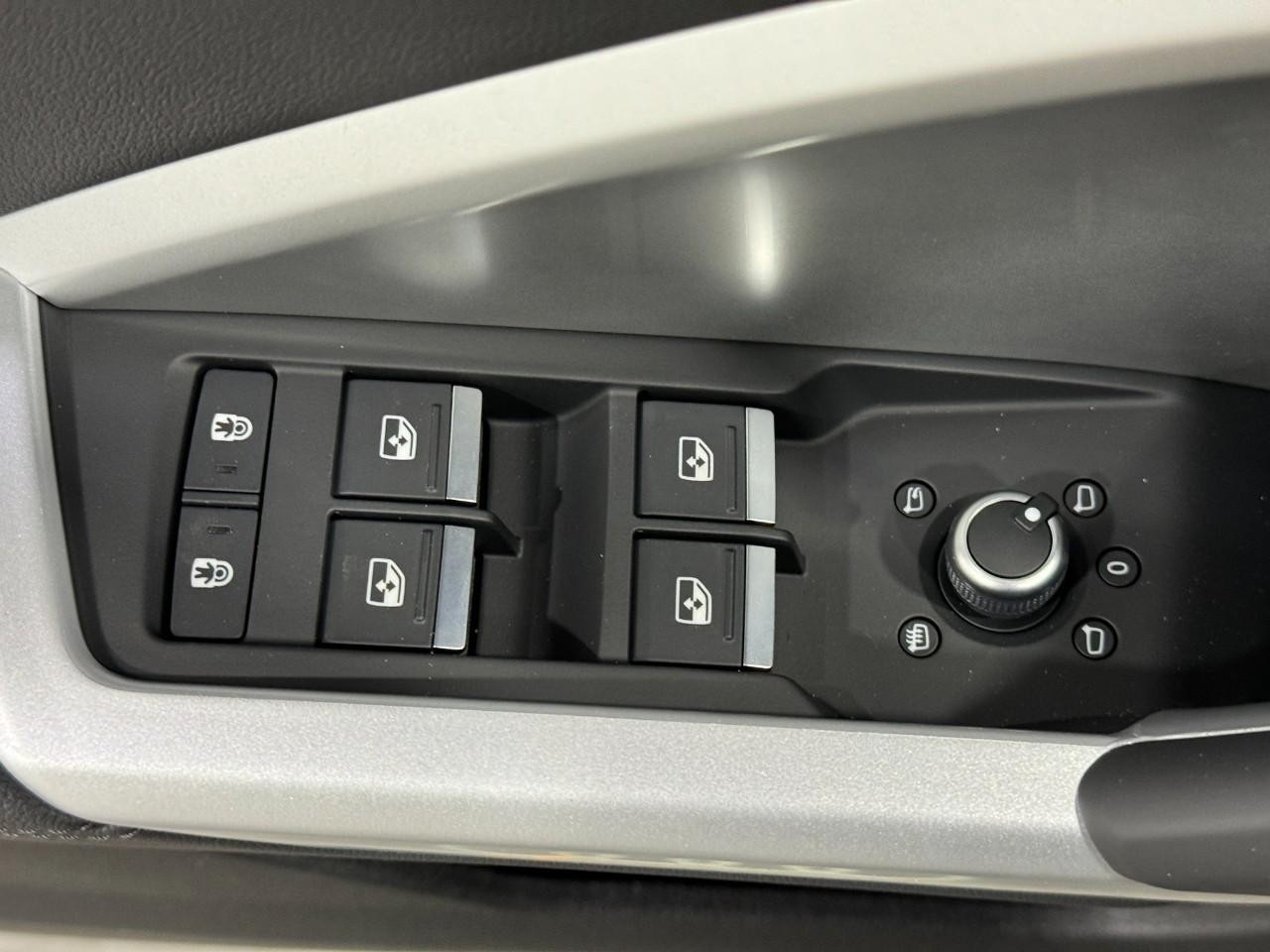 Audi Q3 Vehicle Full-screen Gallery Image 24