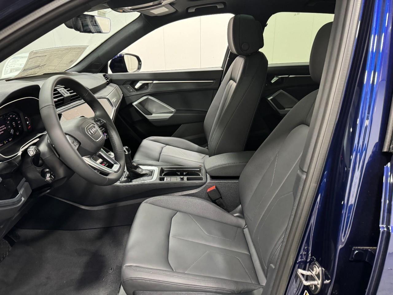 Audi Q3 Vehicle Full-screen Gallery Image 27