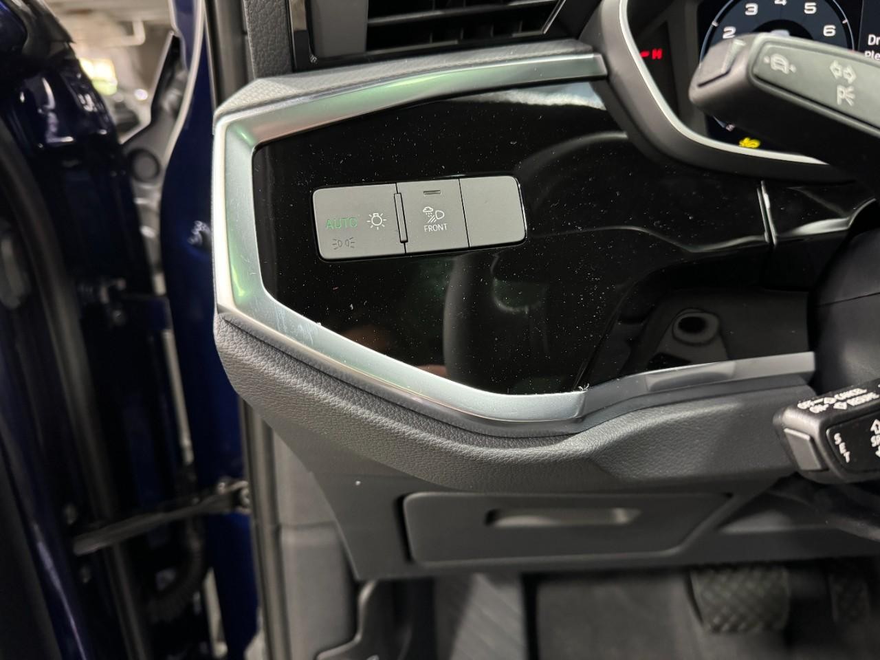 Audi Q3 Vehicle Full-screen Gallery Image 30