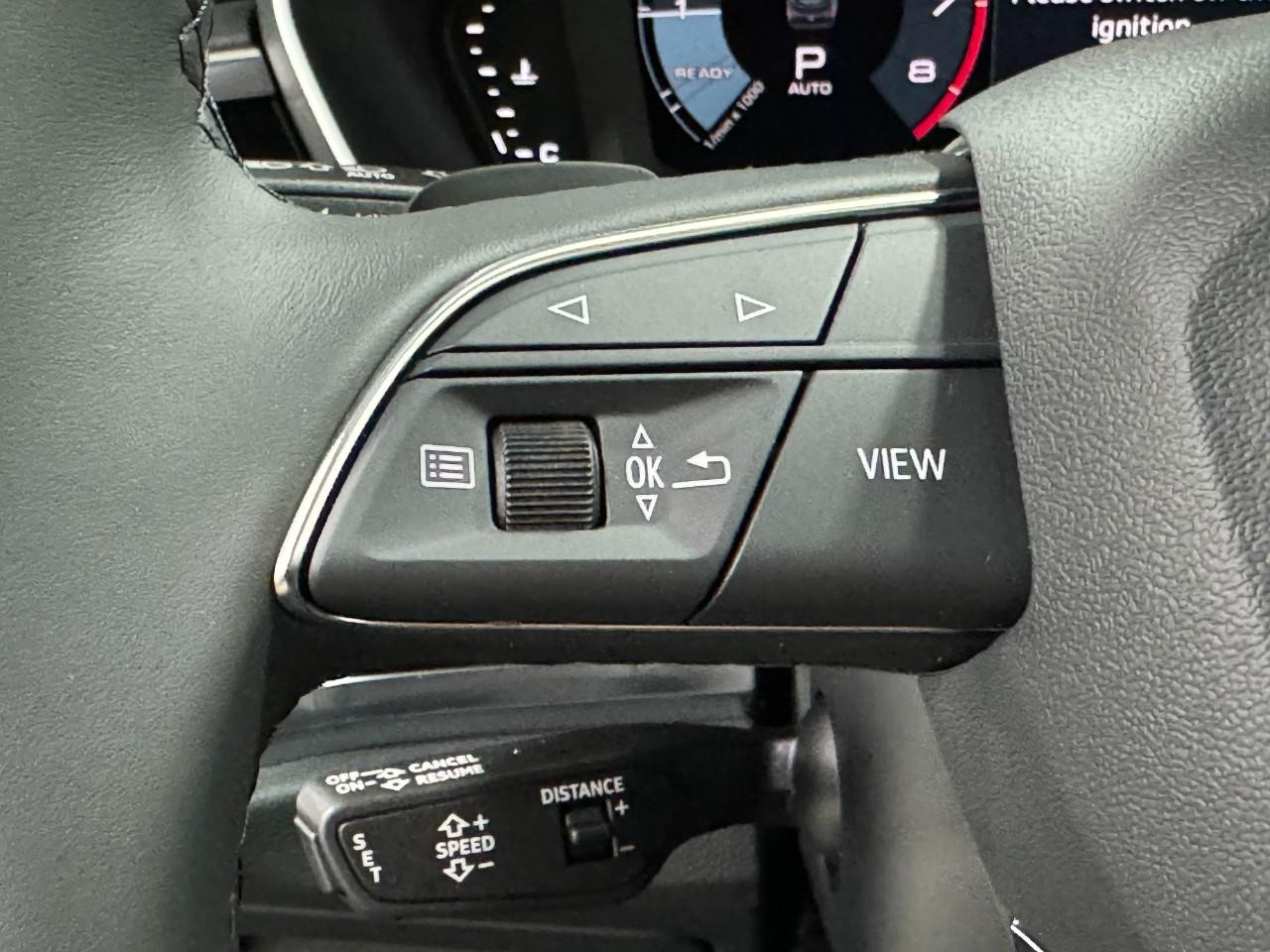 Audi Q3 Vehicle Full-screen Gallery Image 32