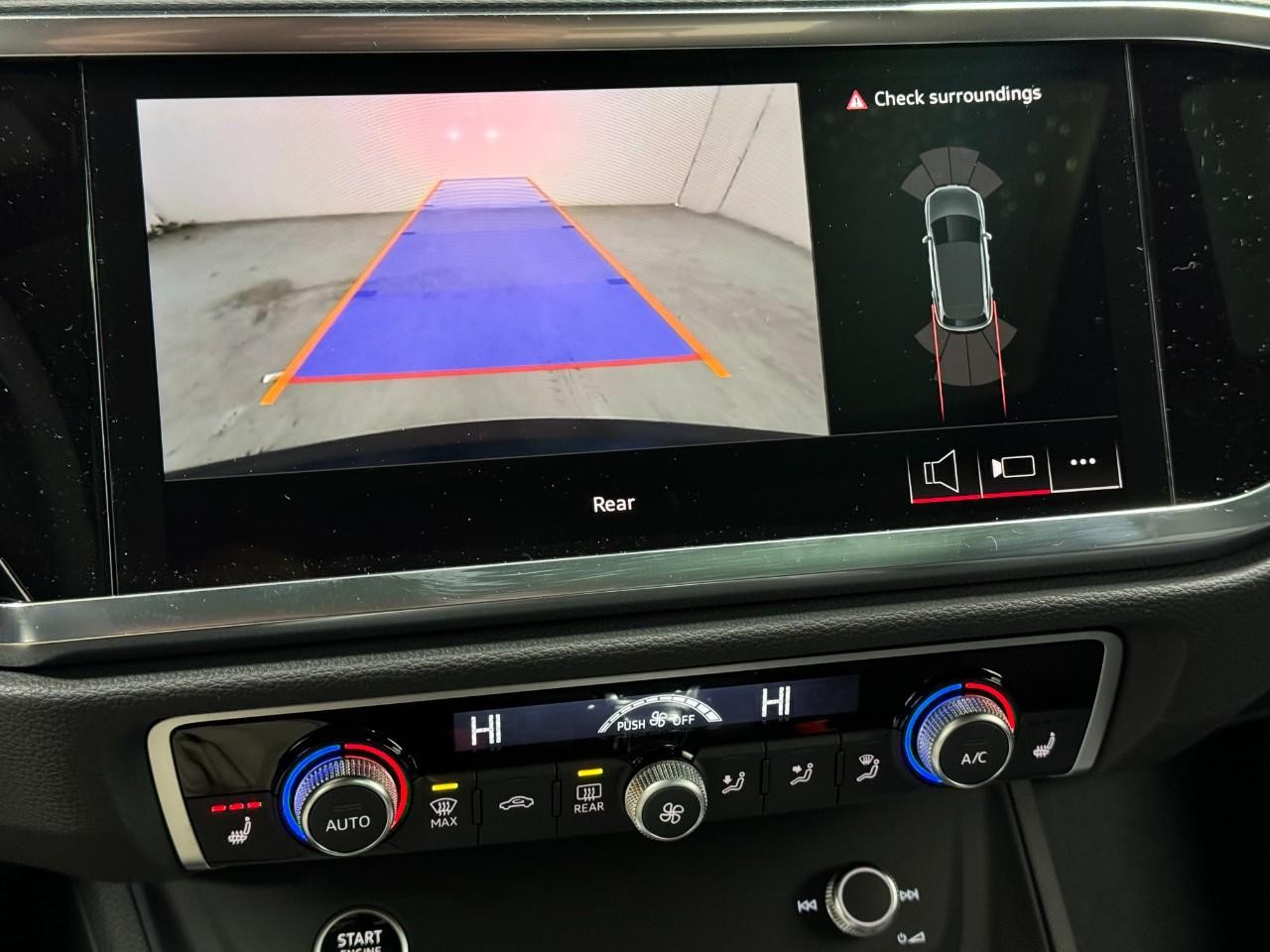 Audi Q3 Vehicle Full-screen Gallery Image 35