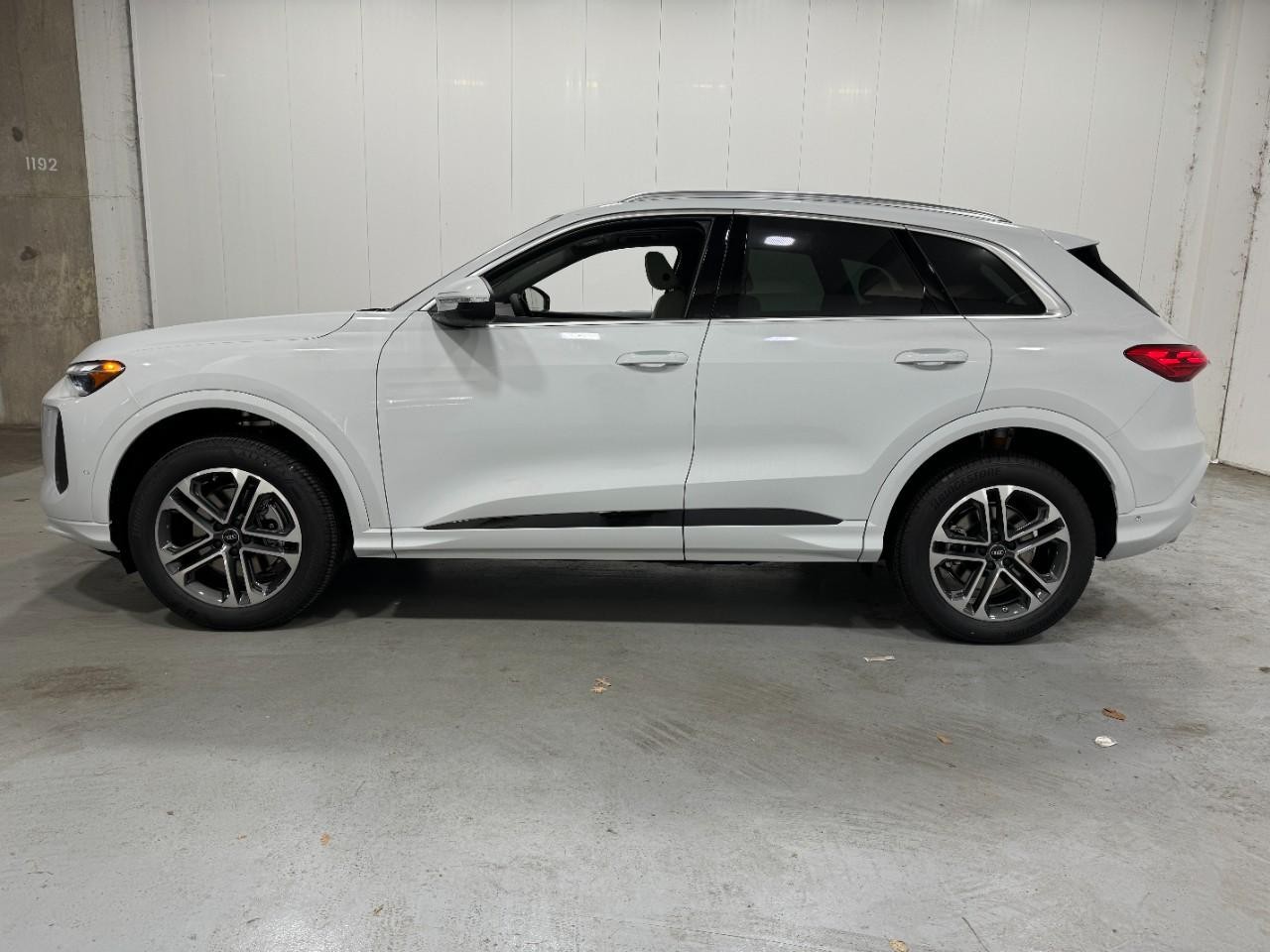 Audi Q5 Vehicle Full-screen Gallery Image 2