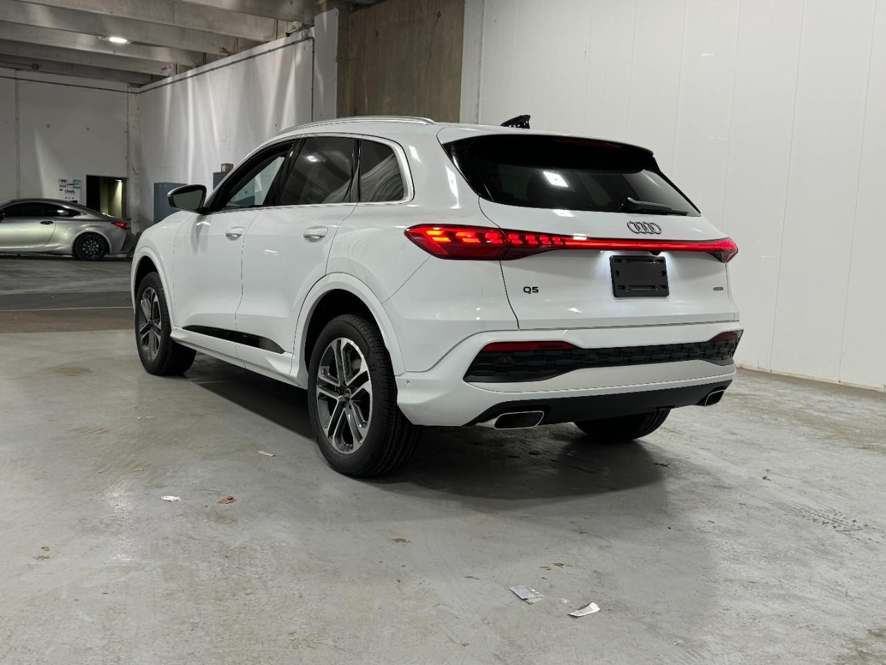 Audi Q5 Vehicle Full-screen Gallery Image 3