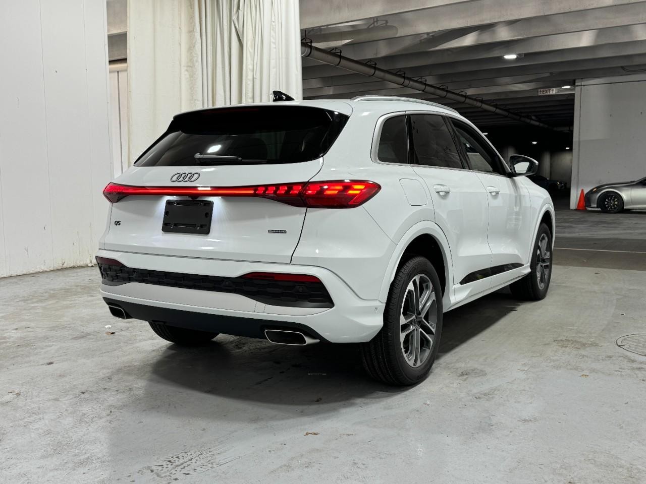 Audi Q5 Vehicle Full-screen Gallery Image 4