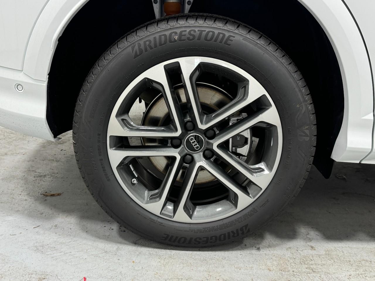 Audi Q5 Vehicle Full-screen Gallery Image 5