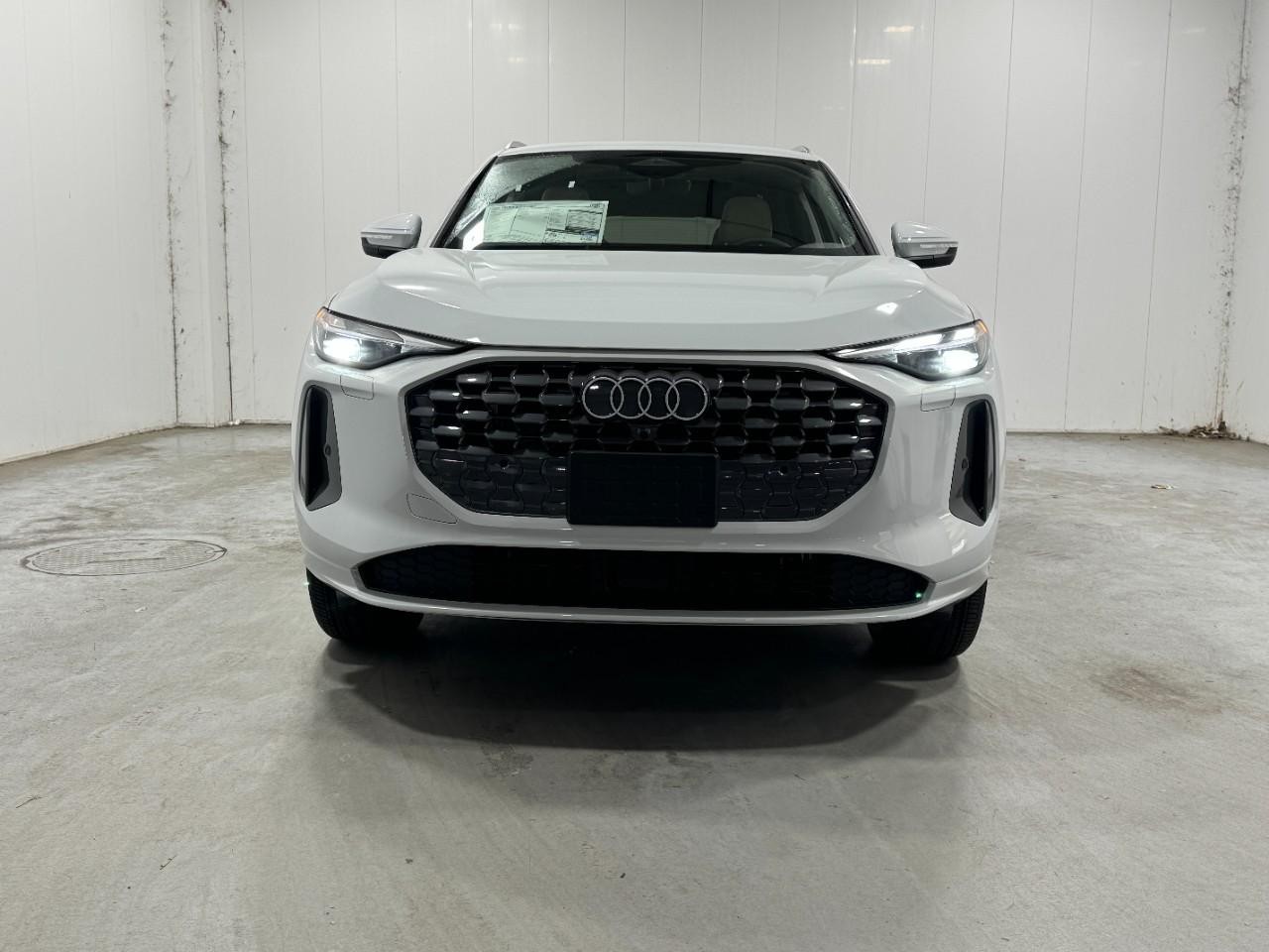 Audi Q5 Vehicle Full-screen Gallery Image 7