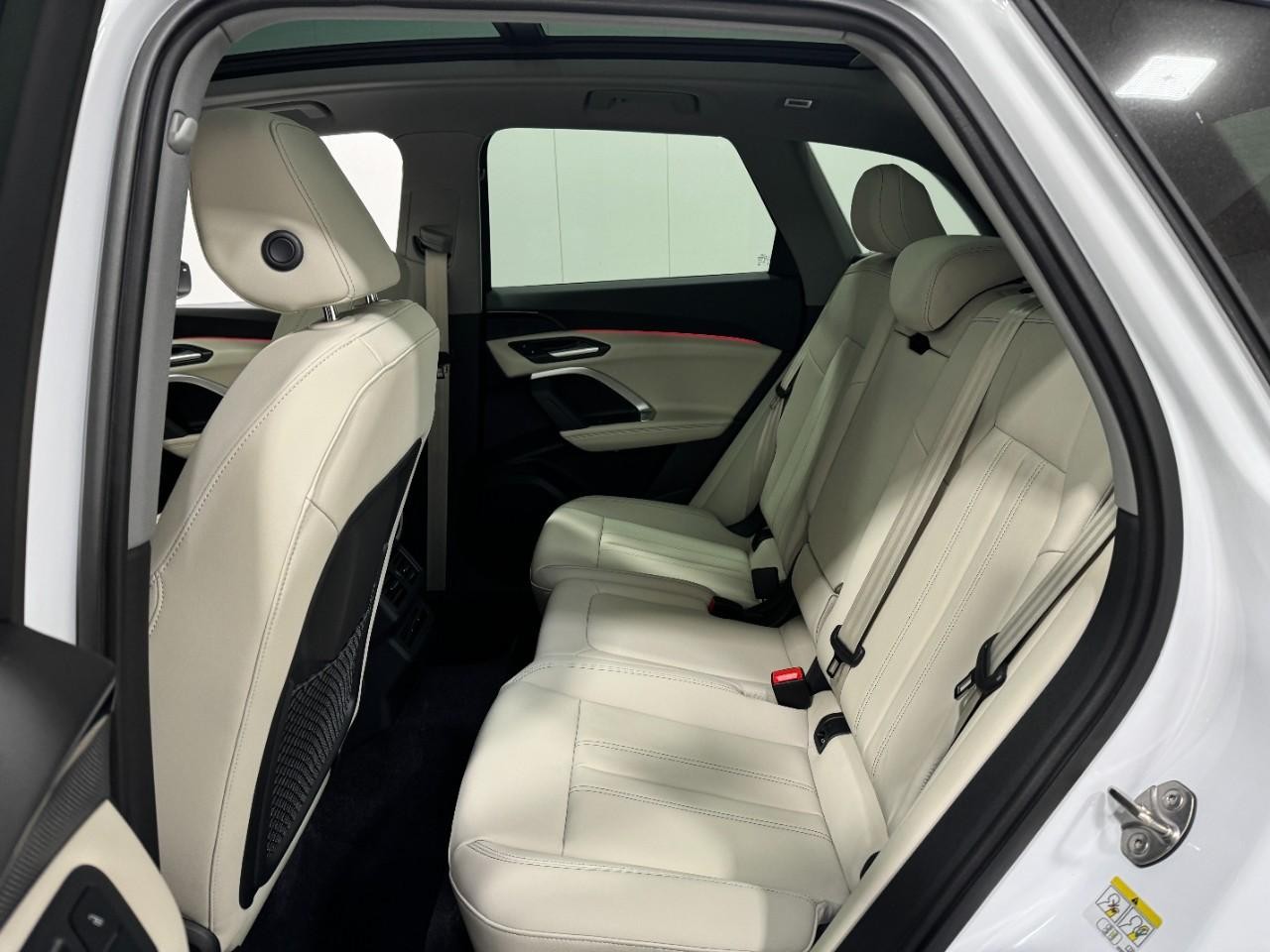 Audi Q5 Vehicle Full-screen Gallery Image 8