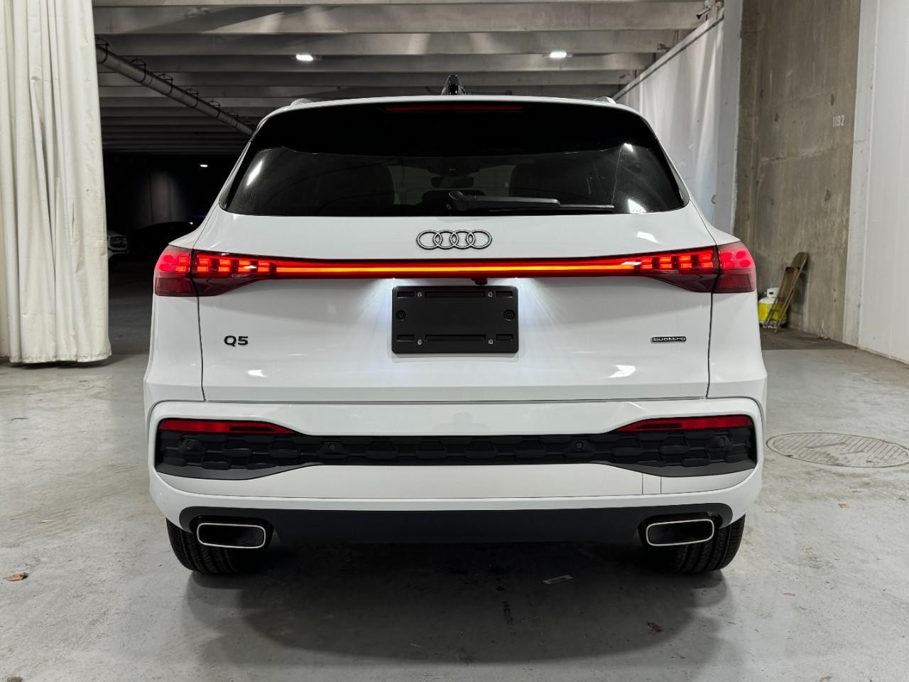 Audi Q5 Vehicle Full-screen Gallery Image 9