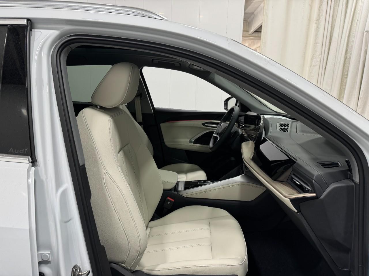 Audi Q5 Vehicle Full-screen Gallery Image 18