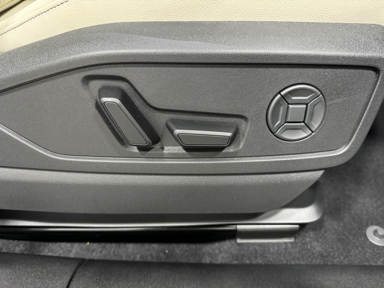 Audi Q5 Vehicle Full-screen Gallery Image 20