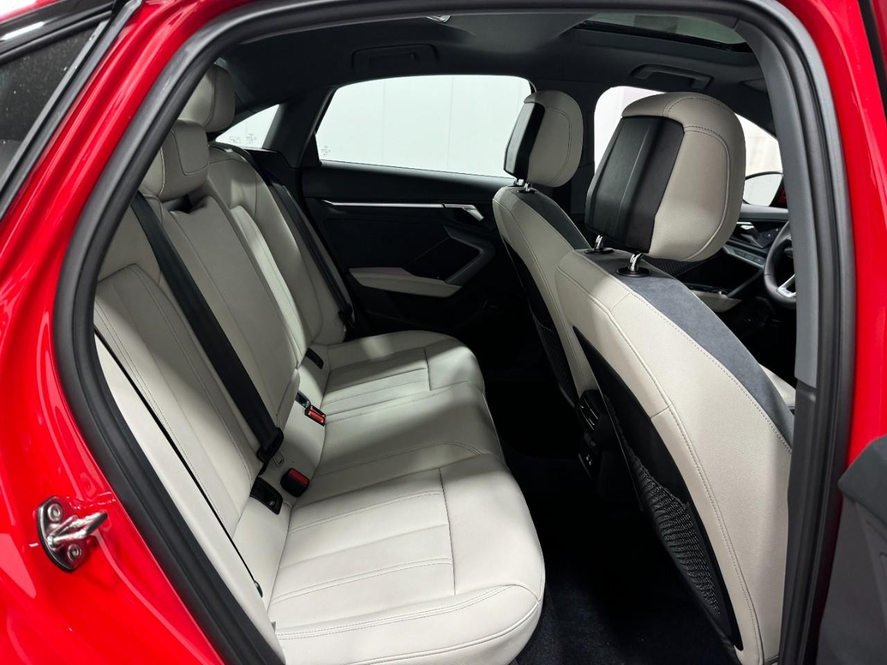 Audi A3 Vehicle Full-screen Gallery Image 10