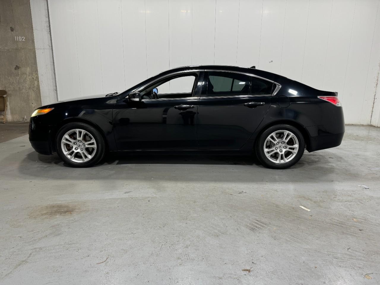 Acura TL Vehicle Full-screen Gallery Image 2