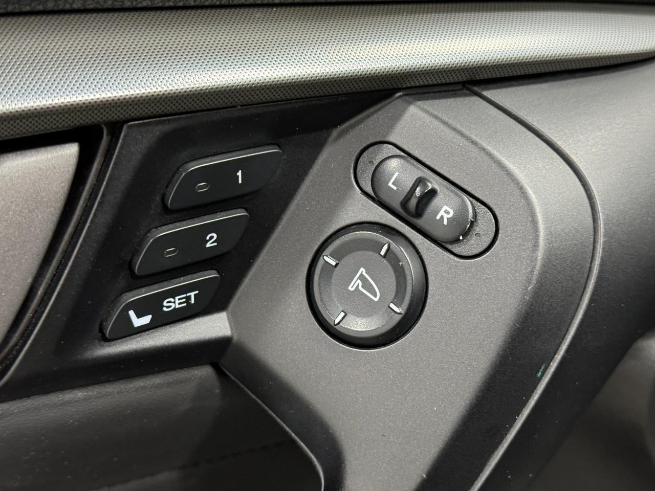 Acura TL Vehicle Full-screen Gallery Image 22