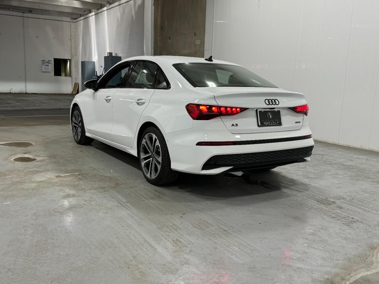 Audi A3 Vehicle Full-screen Gallery Image 3