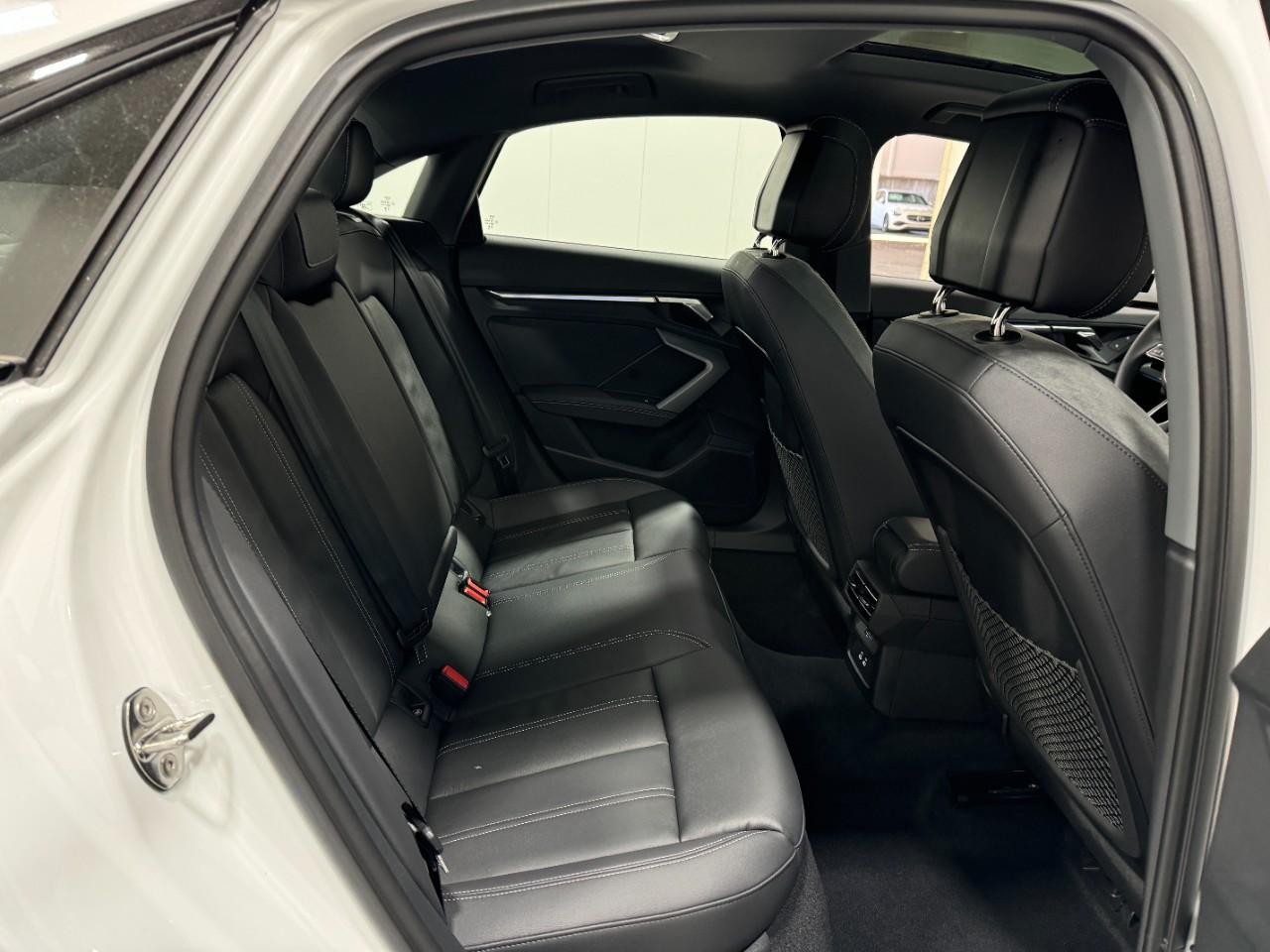 Audi A3 Vehicle Full-screen Gallery Image 10