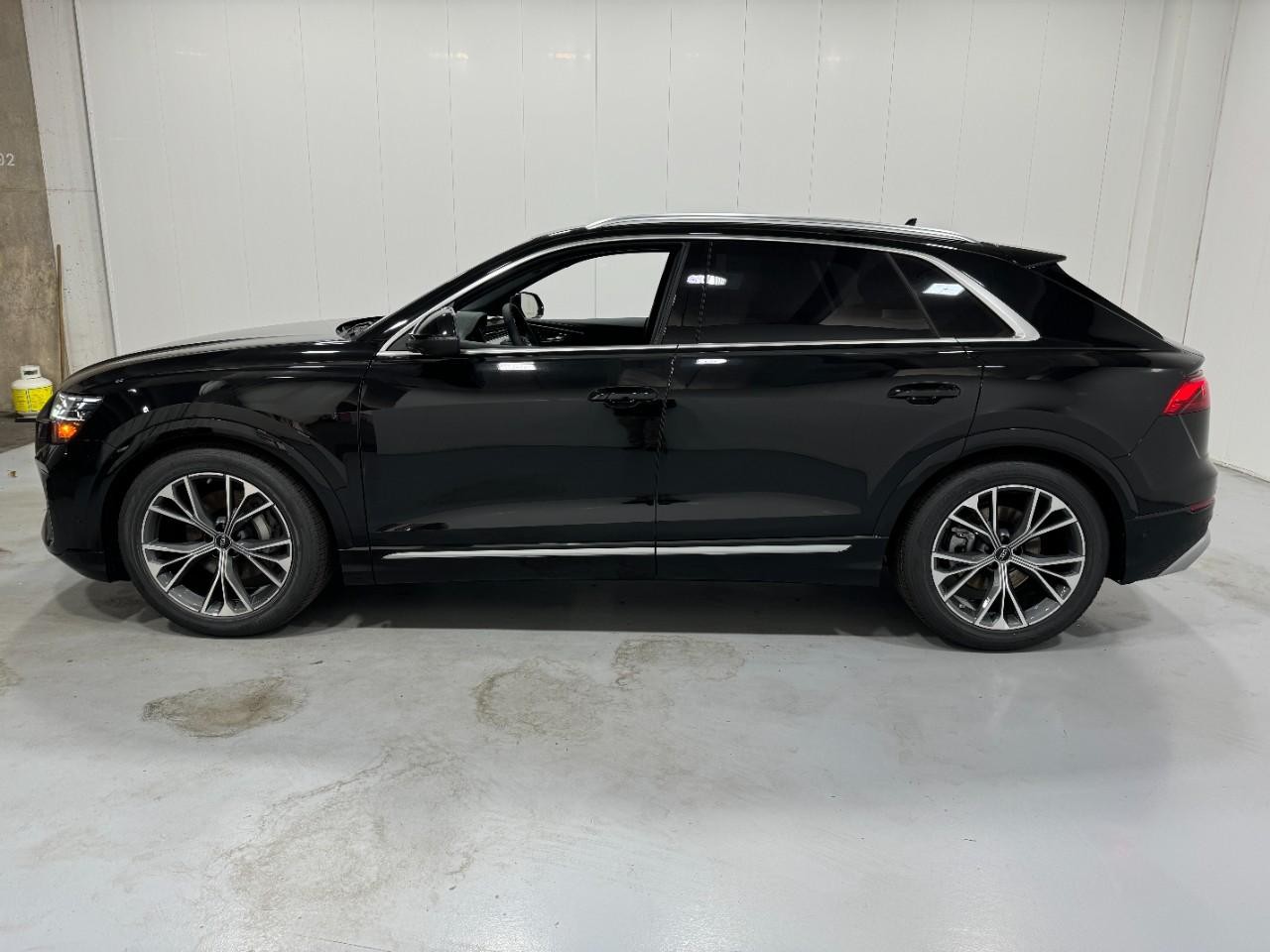 Audi Q8 Vehicle Full-screen Gallery Image 2