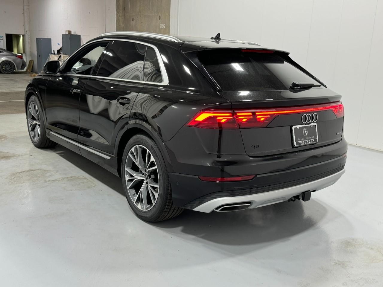 Audi Q8 Vehicle Full-screen Gallery Image 3