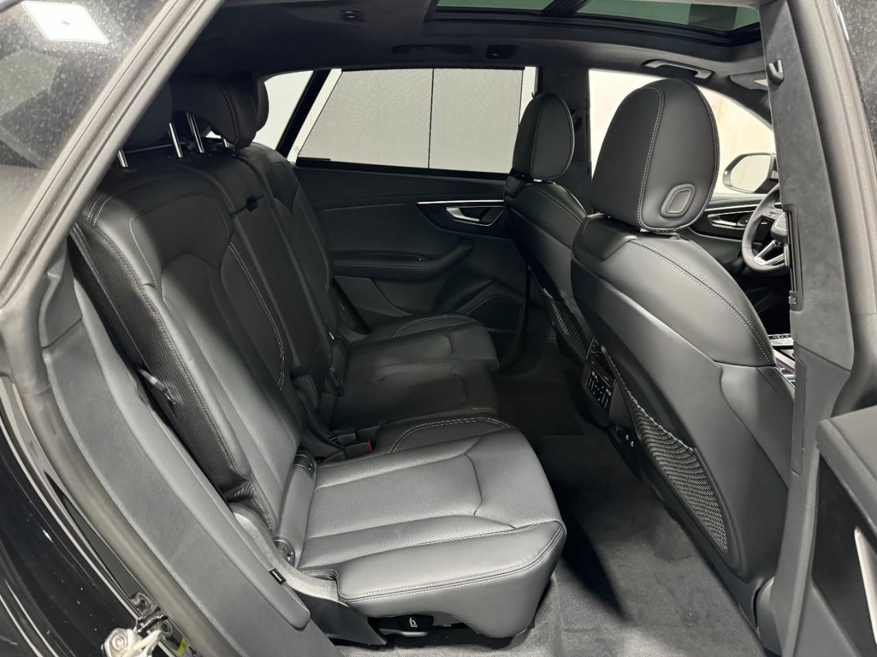 Audi Q8 Vehicle Full-screen Gallery Image 10