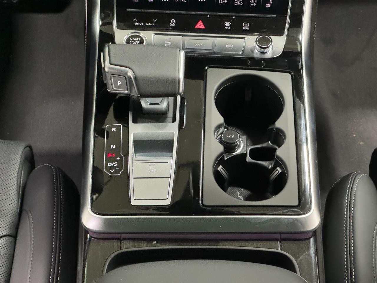 Audi Q8 Vehicle Full-screen Gallery Image 17