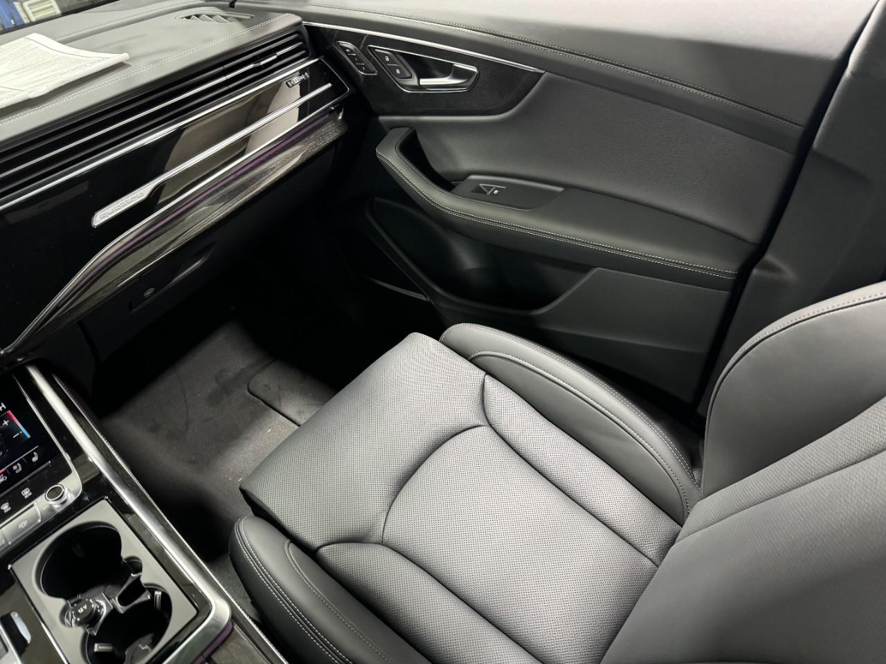 Audi Q8 Vehicle Full-screen Gallery Image 18