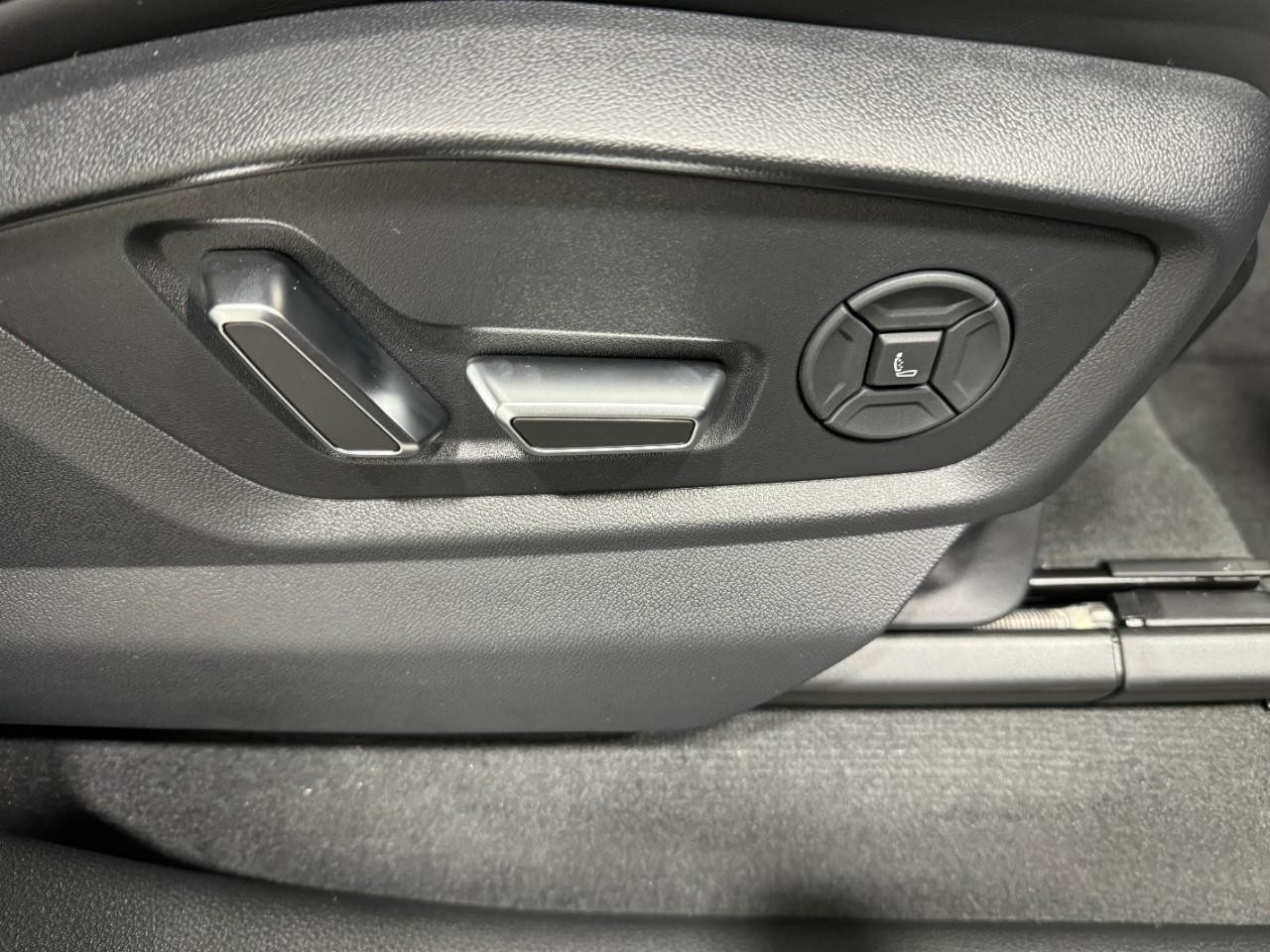 Audi Q8 Vehicle Full-screen Gallery Image 21