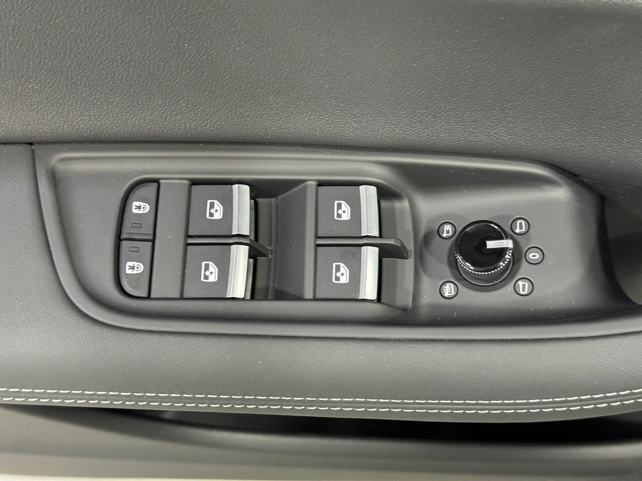 Audi Q8 Vehicle Full-screen Gallery Image 25