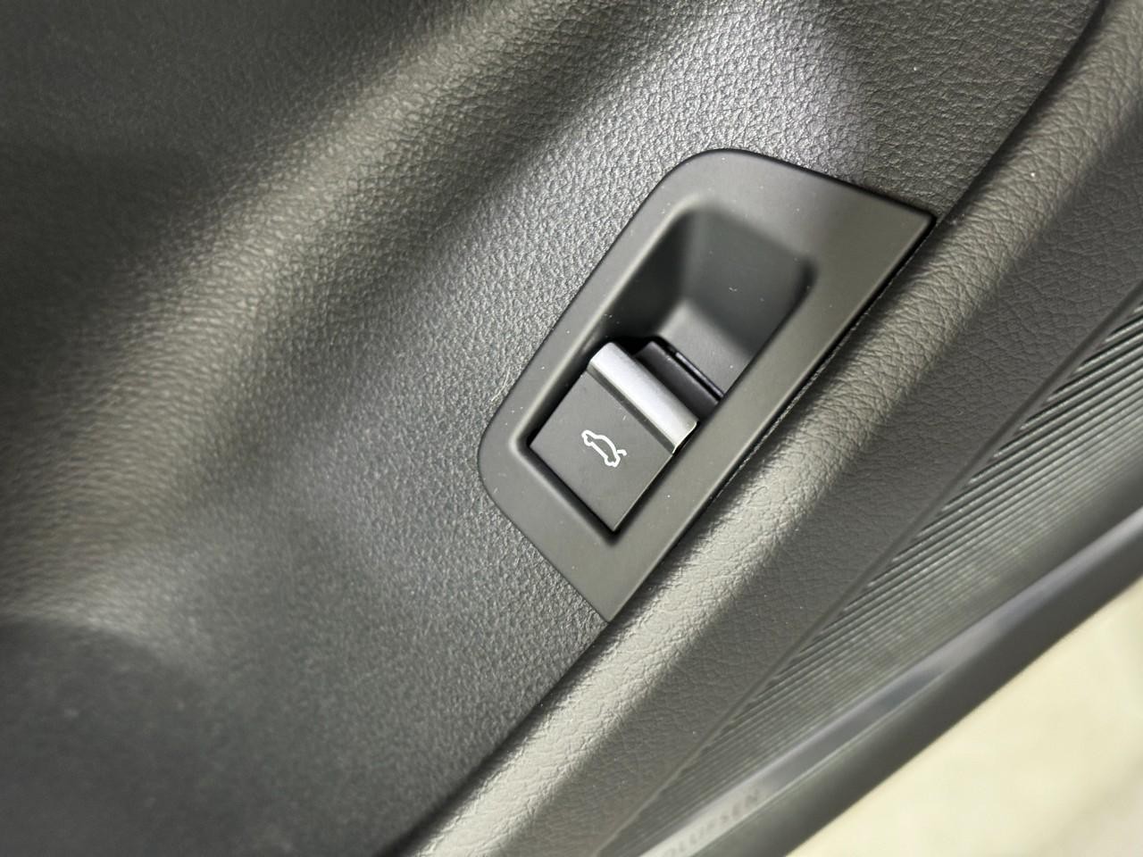 Audi Q8 Vehicle Full-screen Gallery Image 26