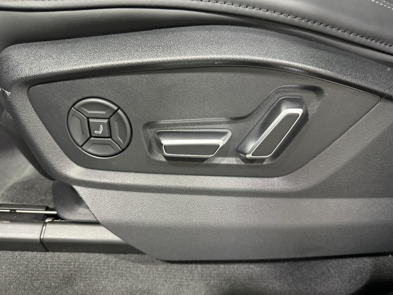 Audi Q8 Vehicle Full-screen Gallery Image 30