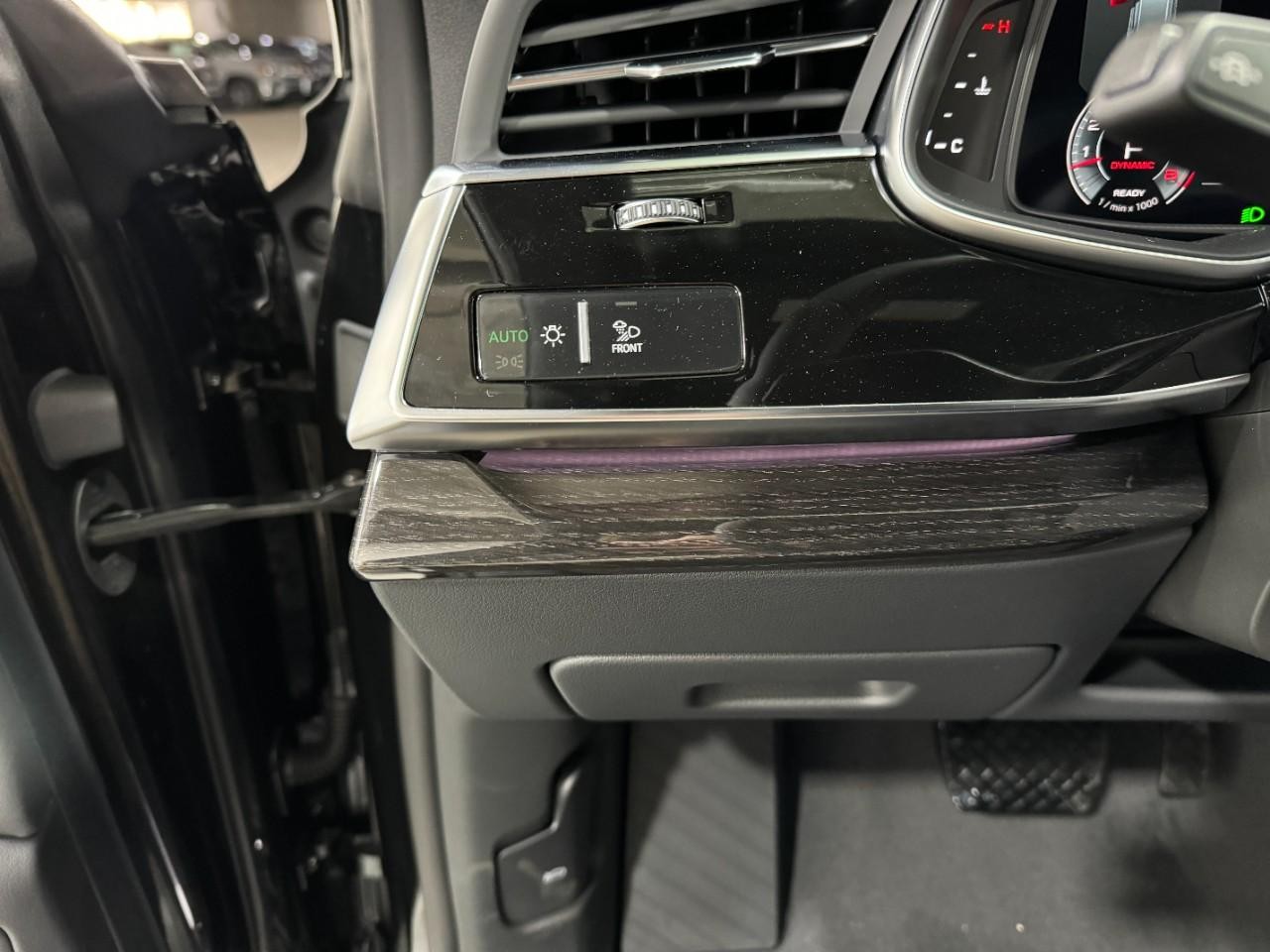 Audi Q8 Vehicle Full-screen Gallery Image 31